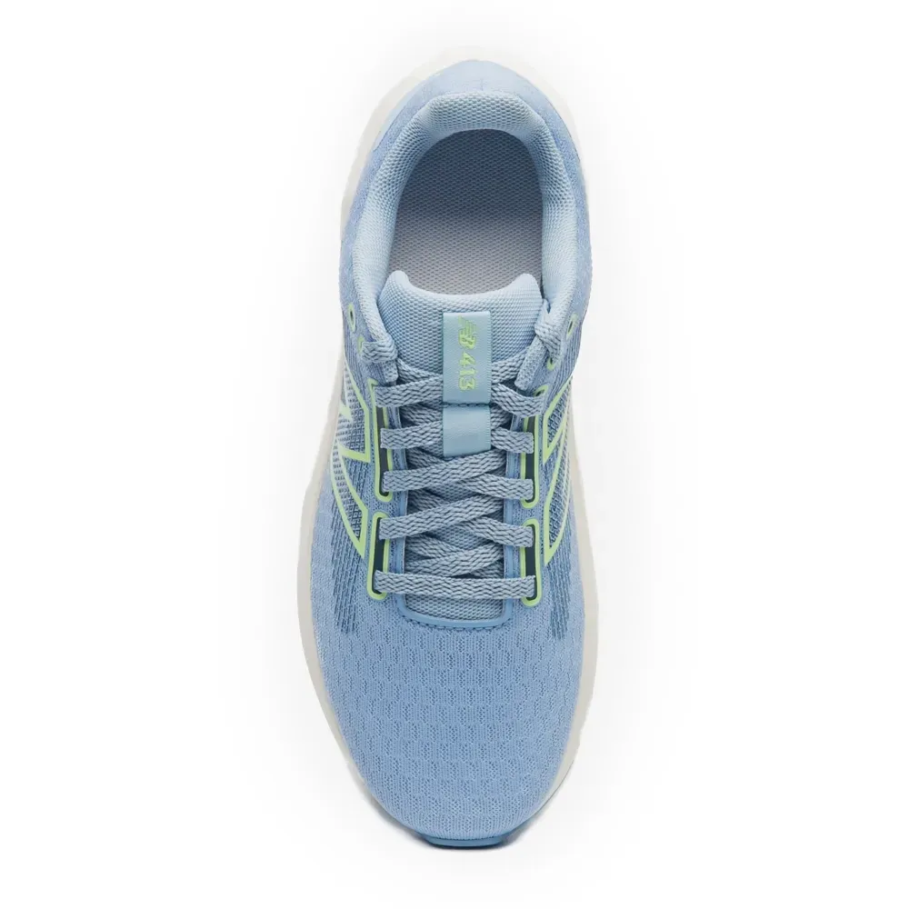 Tênis de corrida feminino New Balance W413v3 azul claro em uso